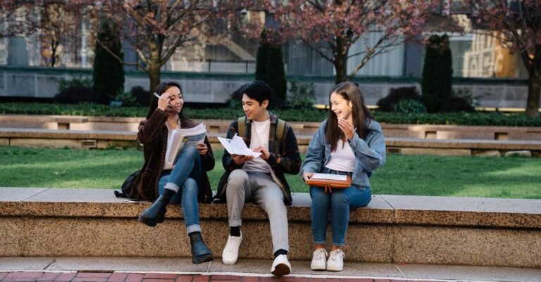 découvrez les critères d'obtention du visa étudiant pour le canada, incluant les exigences académiques, financières et de documentations nécessaires pour étudier au canada.