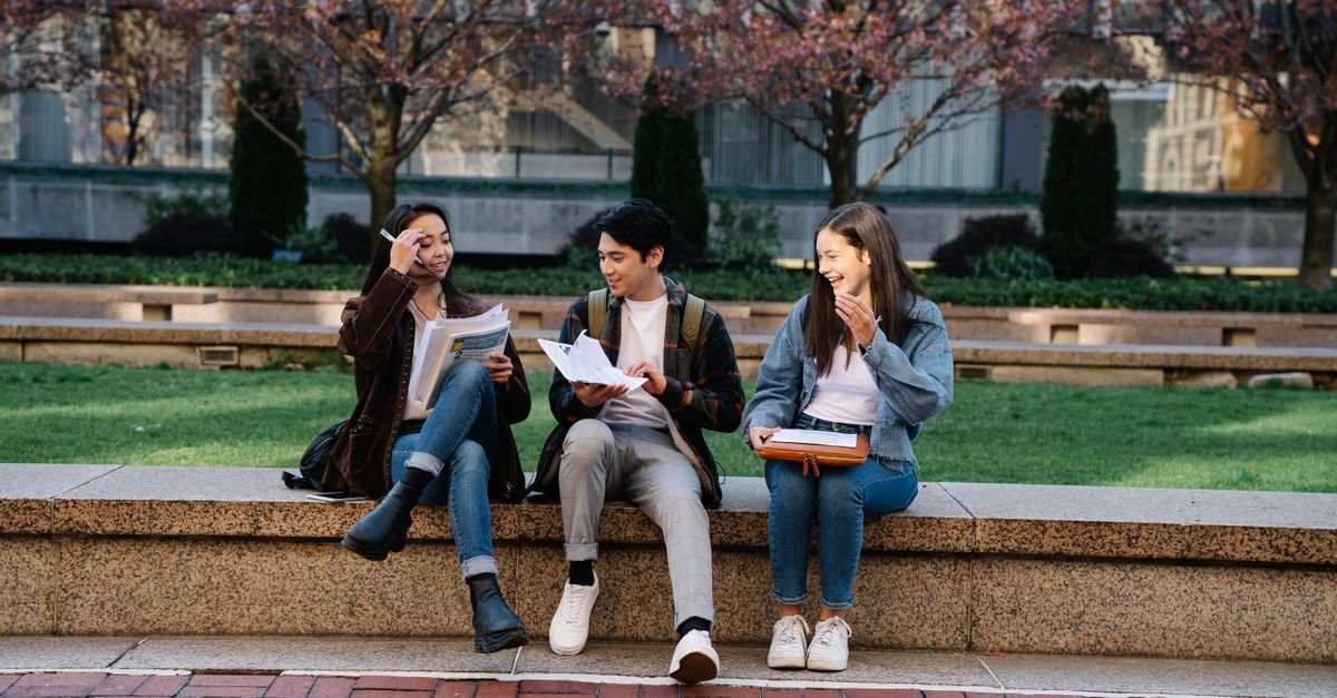 découvrez les critères d'obtention du visa étudiant pour le canada, incluant les exigences académiques, financières et de documentations nécessaires pour étudier au canada.