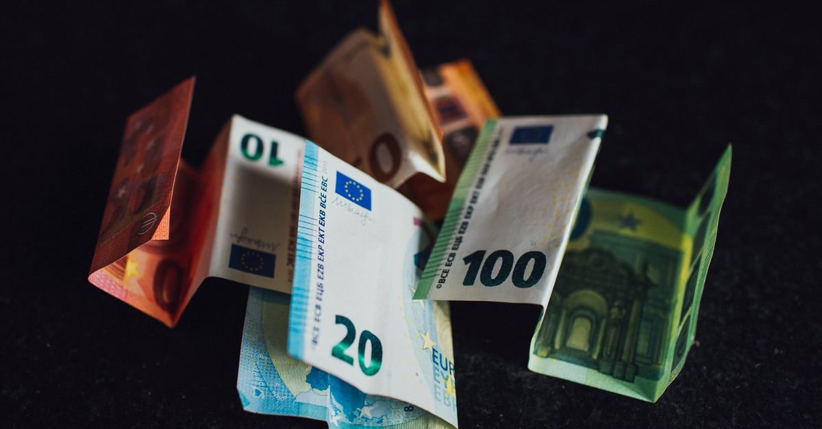 découvrez tout sur l'euro, la monnaie officielle de la zone euro, son histoire, son utilisation et son impact économique.