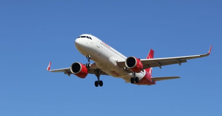 tunisair, la compagnie aérienne nationale de la tunisie, offrant des vols réguliers vers de nombreuses destinations internationales avec un service de qualité.