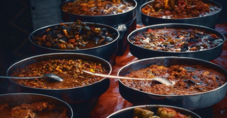 découvrez la cuisine algérienne, riche en saveurs authentiques et en traditions culinaires méditerranéennes et nord-africaines.