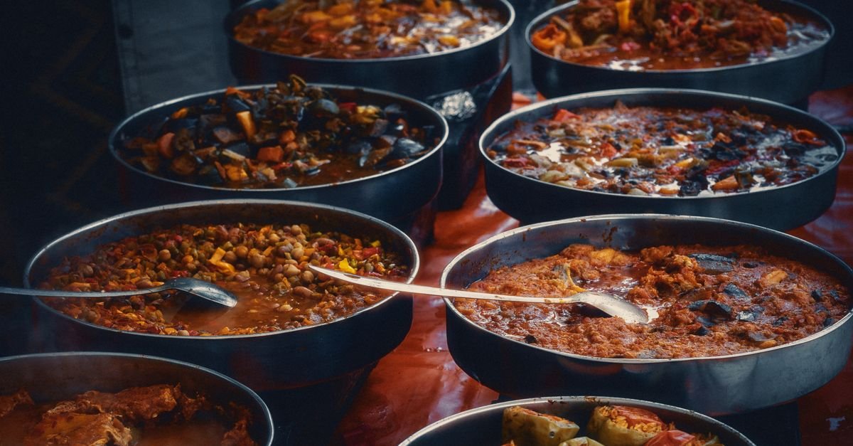 découvrez la cuisine algérienne, riche en saveurs authentiques et en traditions culinaires méditerranéennes et nord-africaines.