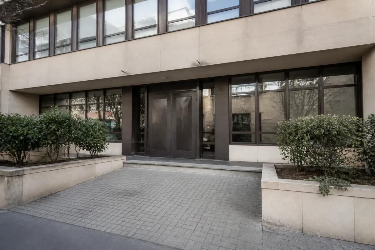 Entrée du consulat d'Algérie à Bobigny, en Seine-Saint-Denis