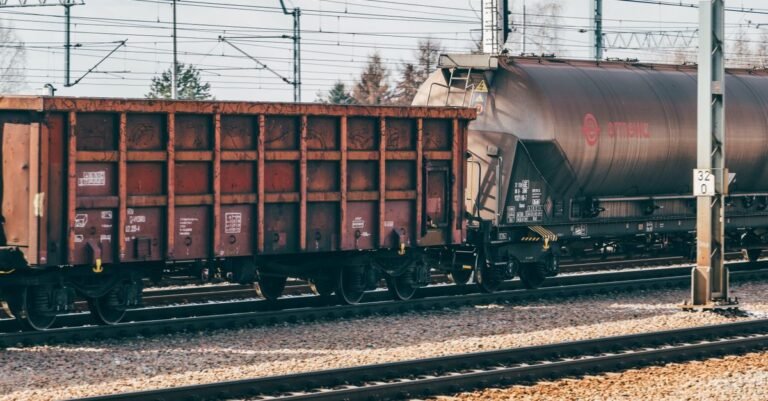 découvrez tout sur le train : histoire, fonctionnement, types de trains et conseils pour voyager confortablement et efficacement.